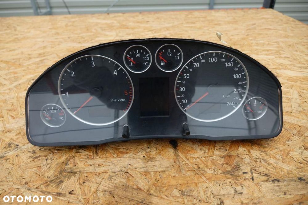 LICZNIK ZEGARY EUROPA AUDI A6 C5 2.5 TDI 4B0920933G - 1