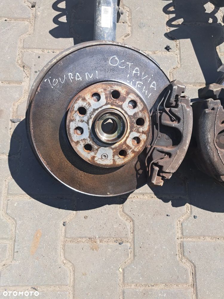 Skoda Octavia II lift zwrotnica lewa prawa Mc-pherson kopyto noga Touran I lift Passat B6 - 2