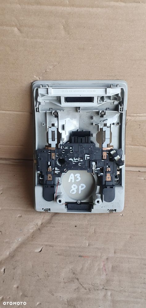 Lampka oświetlenie kabiny podsufitki Audi A3 8P 8E0947135E 8E0947565 - 6