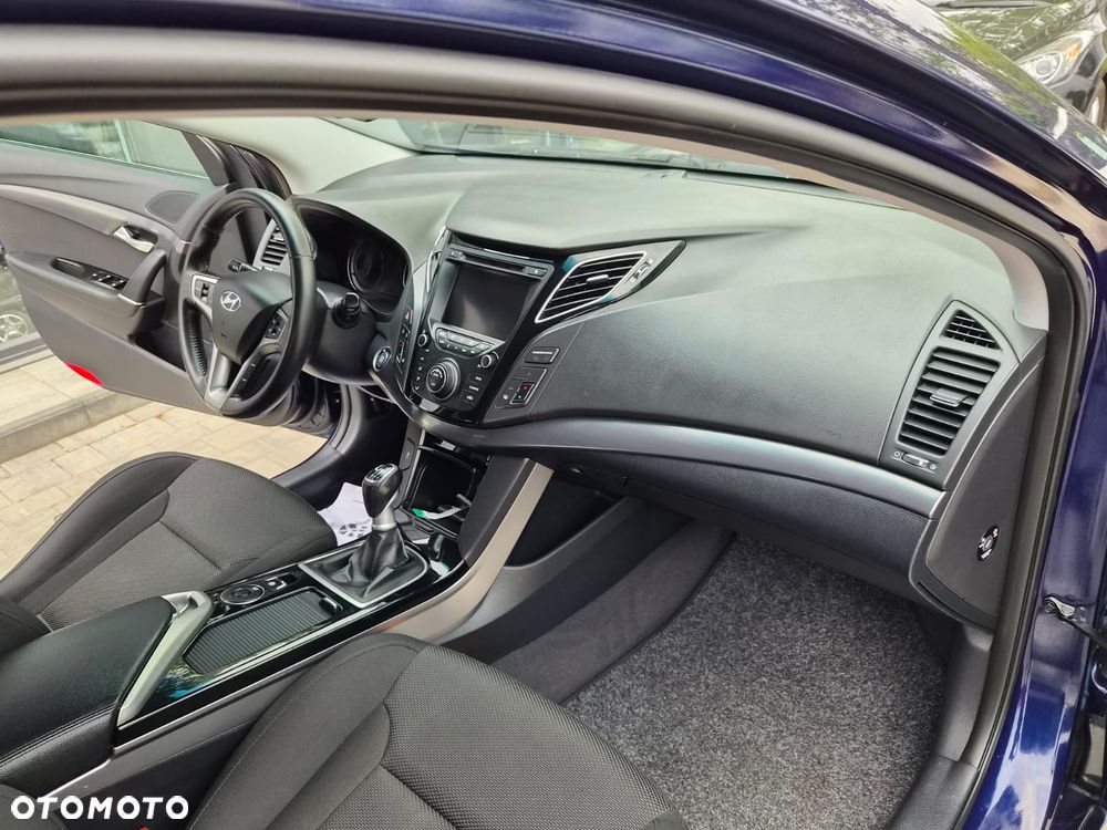 Hyundai i40 Kombi blue 1.6 Family - 21