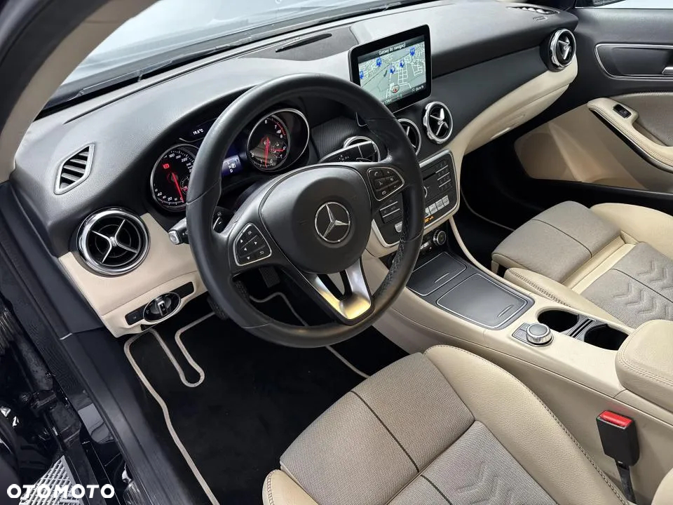 Mercedes-Benz GLA 200 7G-DCT - 12