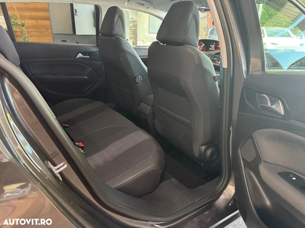 Peugeot 308 BlueHDi 130 EAT8 Allure - 12
