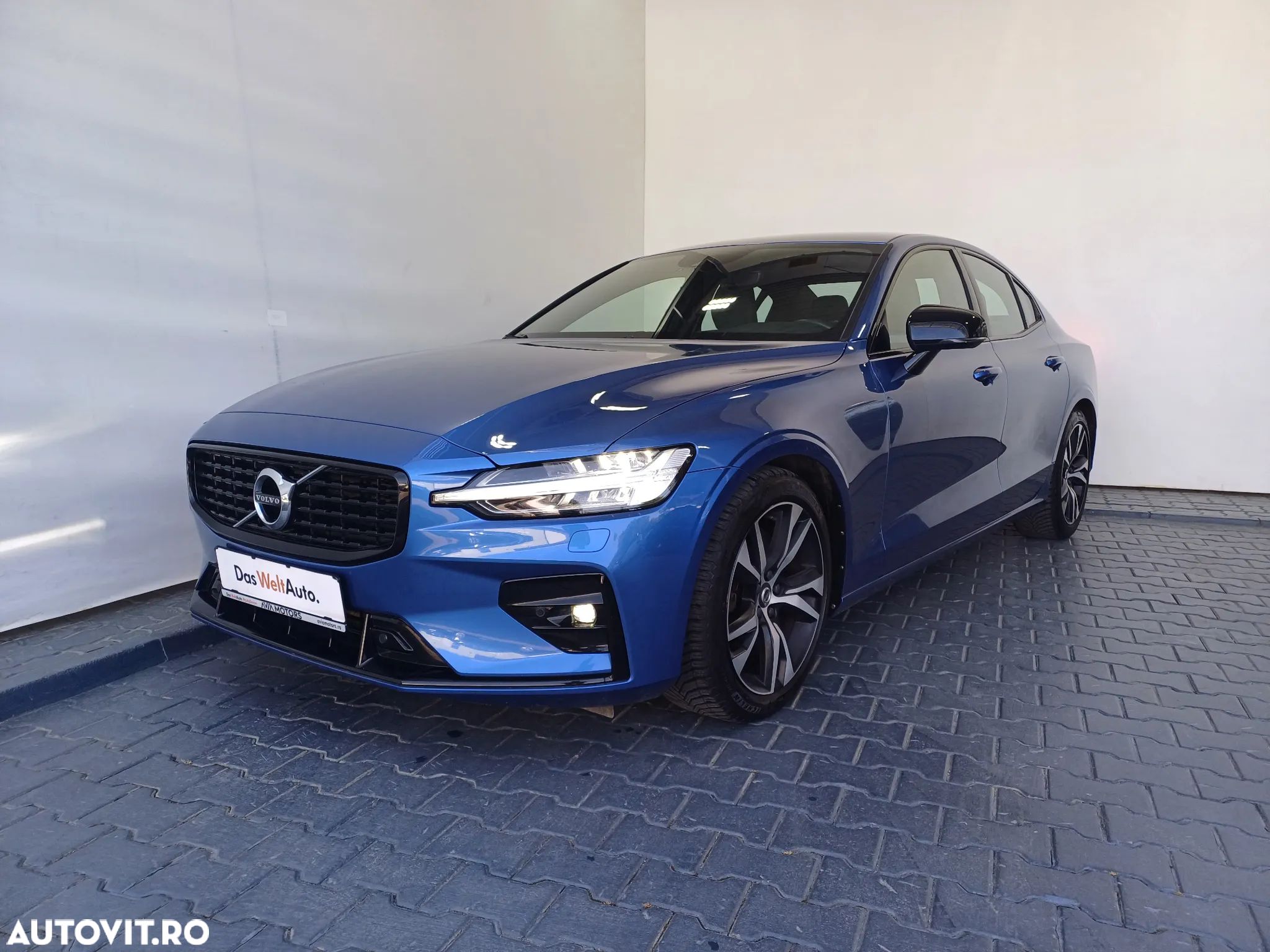 Volvo S60 T5 Momentum Pro - 1