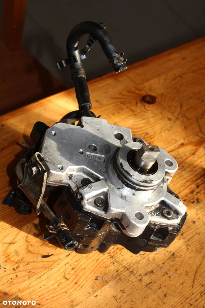 pompa wtryskowa toyota yaris I 1.4 d4d 22100-33010 kompletna