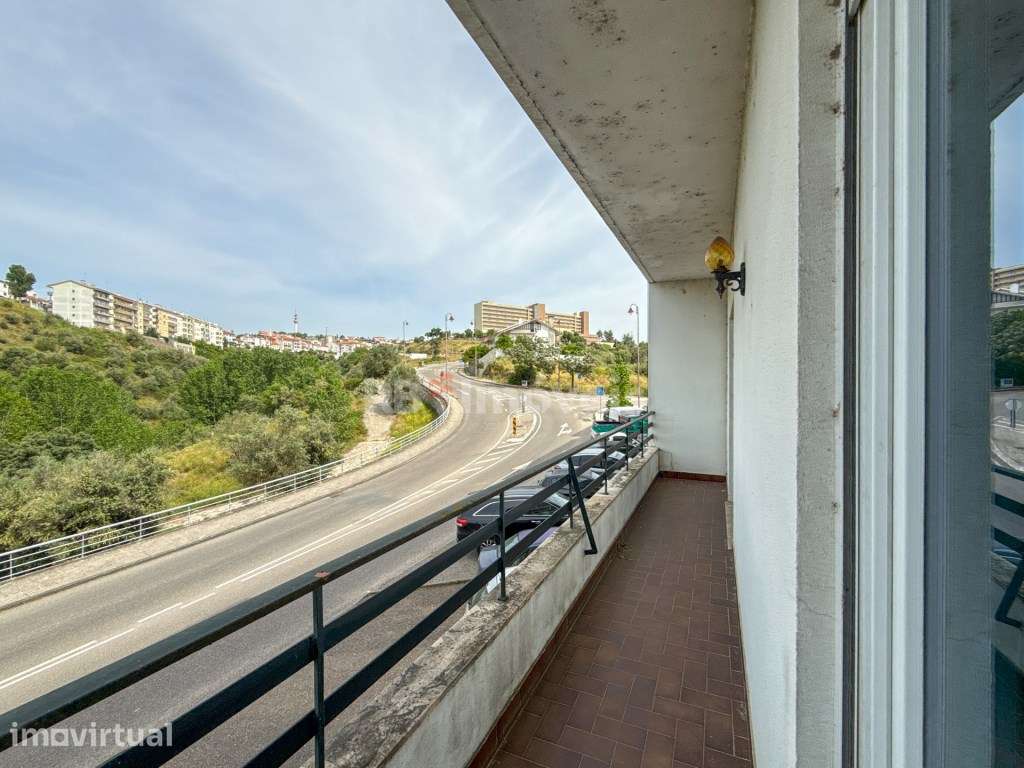 Apartamento T3 c/ Garagem, Arrecadação, Terraço, Remodelado e Mobil... - Grande imagem: 4/48