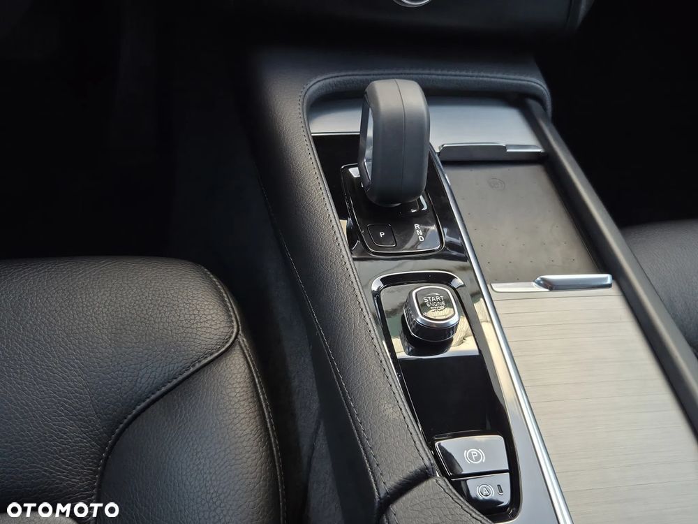 Volvo XC 90 B5 B AWD Momentum Pro - 25