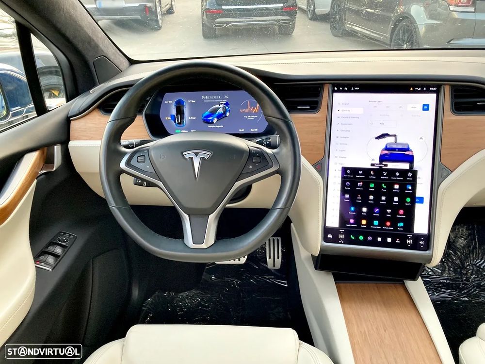 Tesla Model X - 10