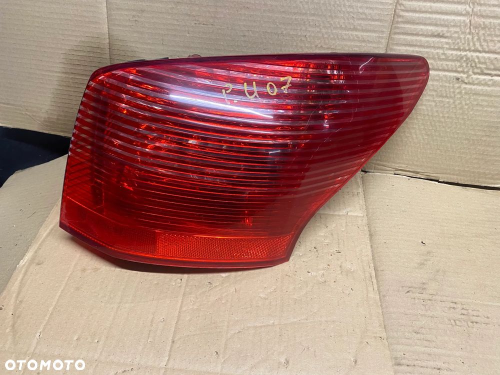 LAMPA TYLNA PRAWA PEUGEOT 407 KOMBI - 1