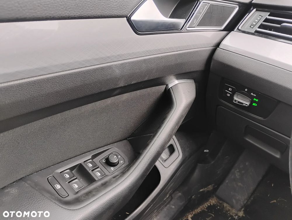 Volkswagen Passat - 11