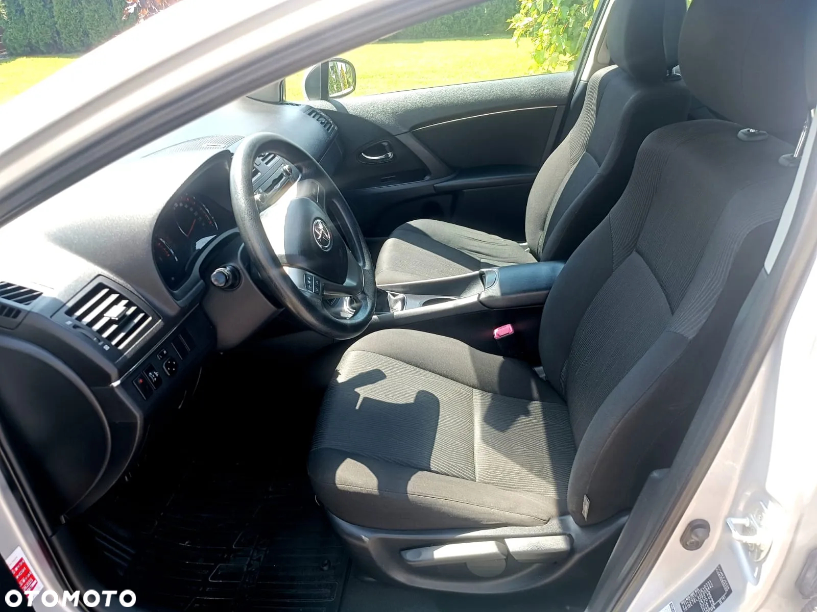Toyota Avensis 1.6 Premium - 11