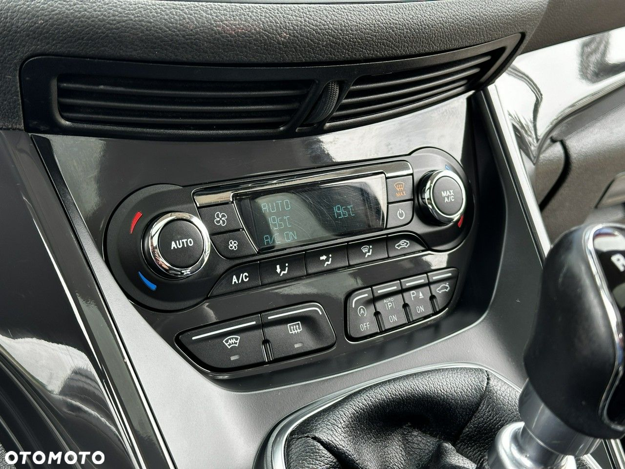 Ford Kuga 2.0 TDCi 2x4 SYNC - 25