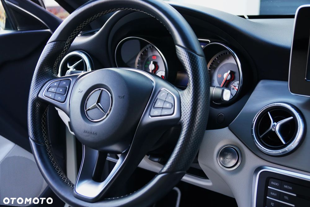 Mercedes-Benz CLA 180 7G-DCT UrbanStyle Edition - 35