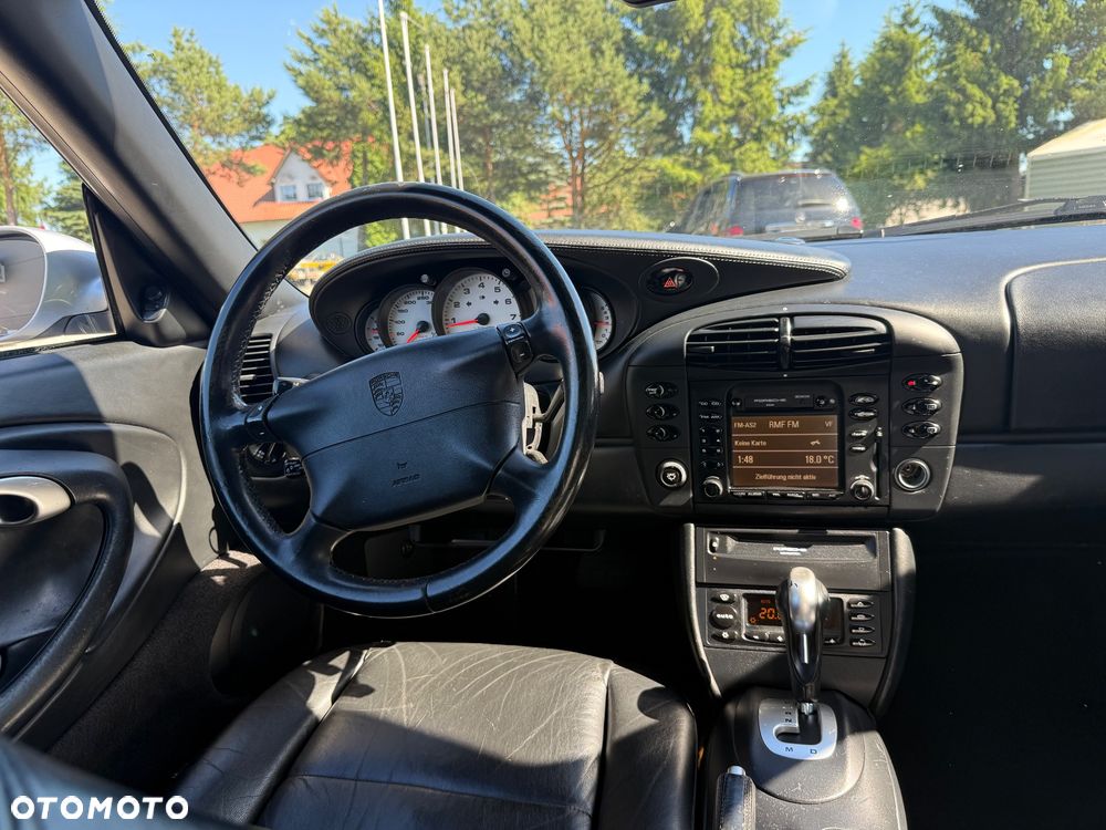 Porsche 911 Carrera 4 - 16