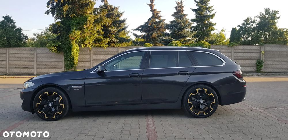 BMW Seria 5 525d xDrive - 14