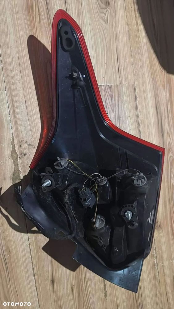 lewa tylna lampa w błotnik ford focus mk3 - 2