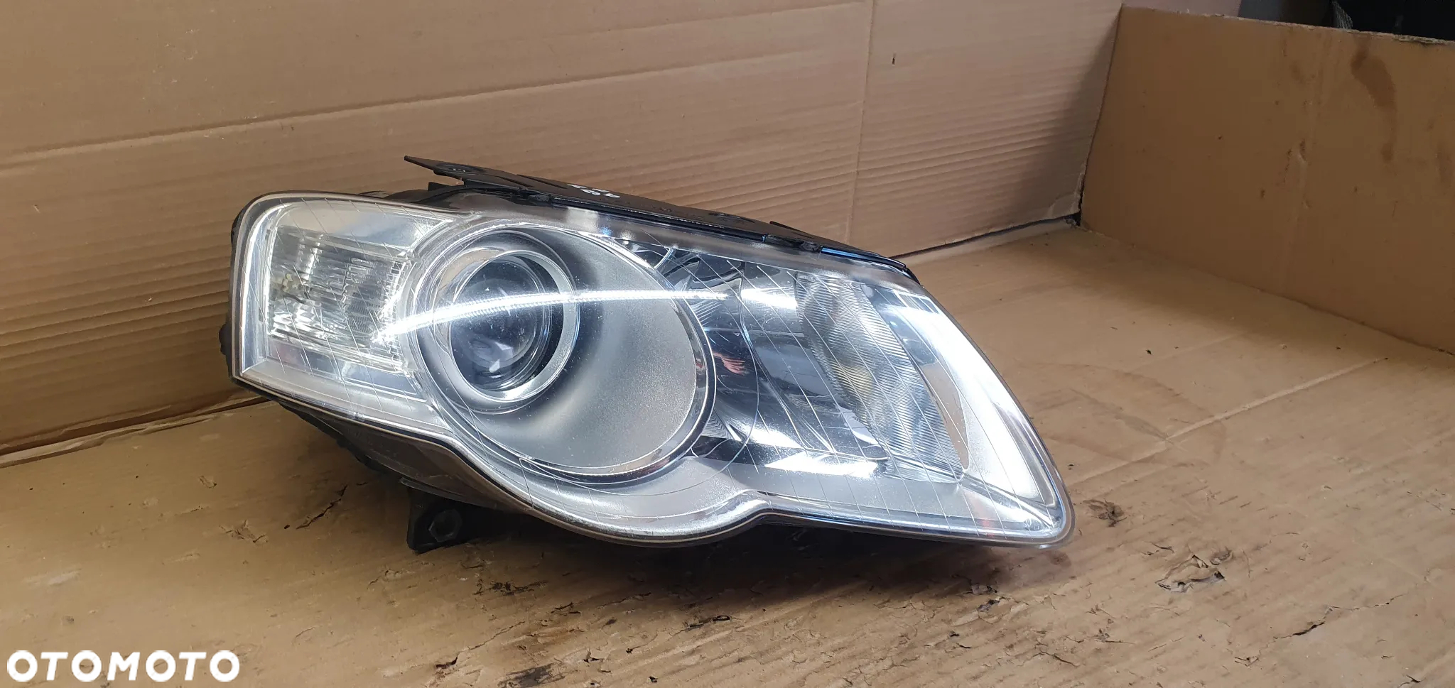Lampa prawy przód przednia prawa VW Passat B6 3C0941006S - 3