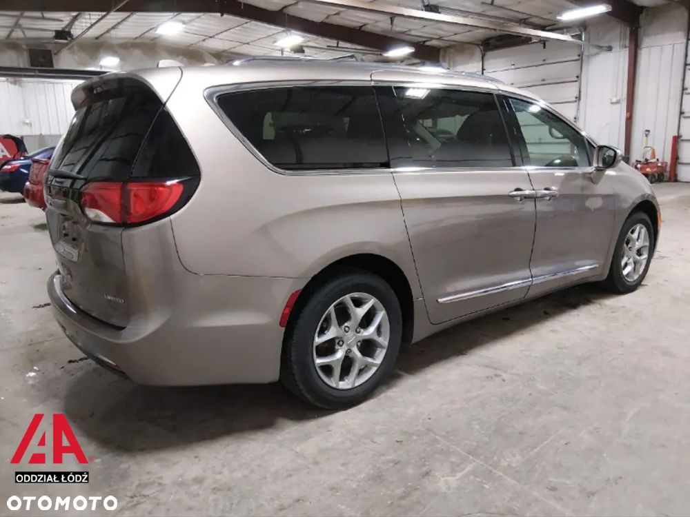 Chrysler Pacifica - 8