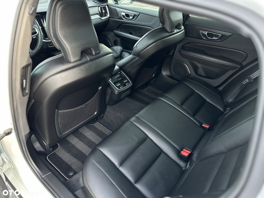 Volvo V60 D4 R-Design - 27