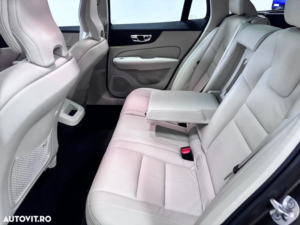 Volvo V60 V60CC B5 MHEV AT AWD Plus Bright - 22