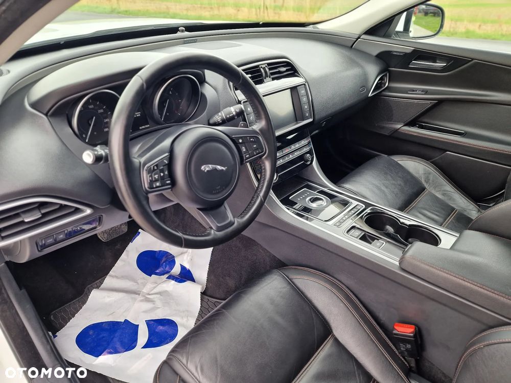 Jaguar XE 20d AWD R-Sport - 16