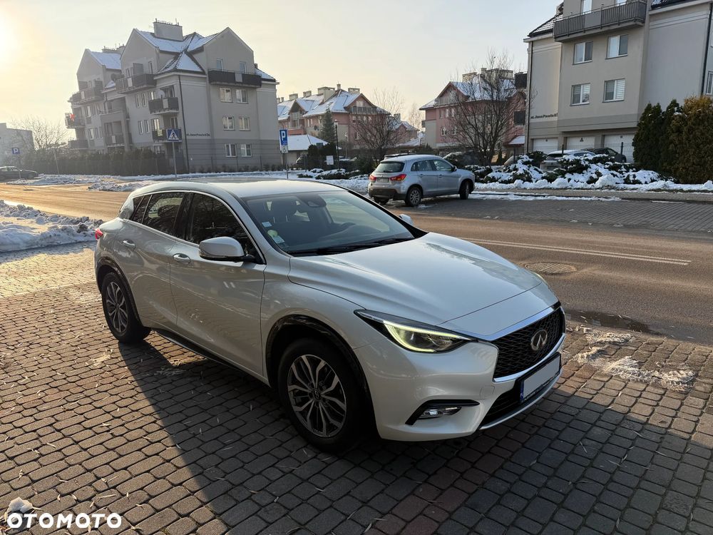Infiniti Q30 1.5d Premium Tech Gallery White - 3