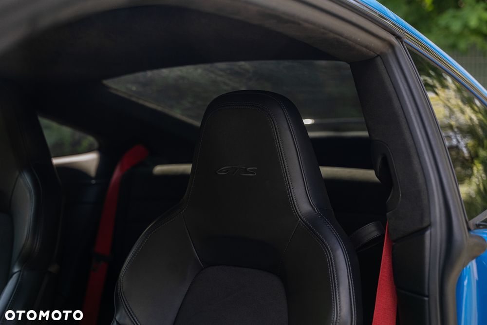 Porsche 911 Carrera 4 GTS - 31