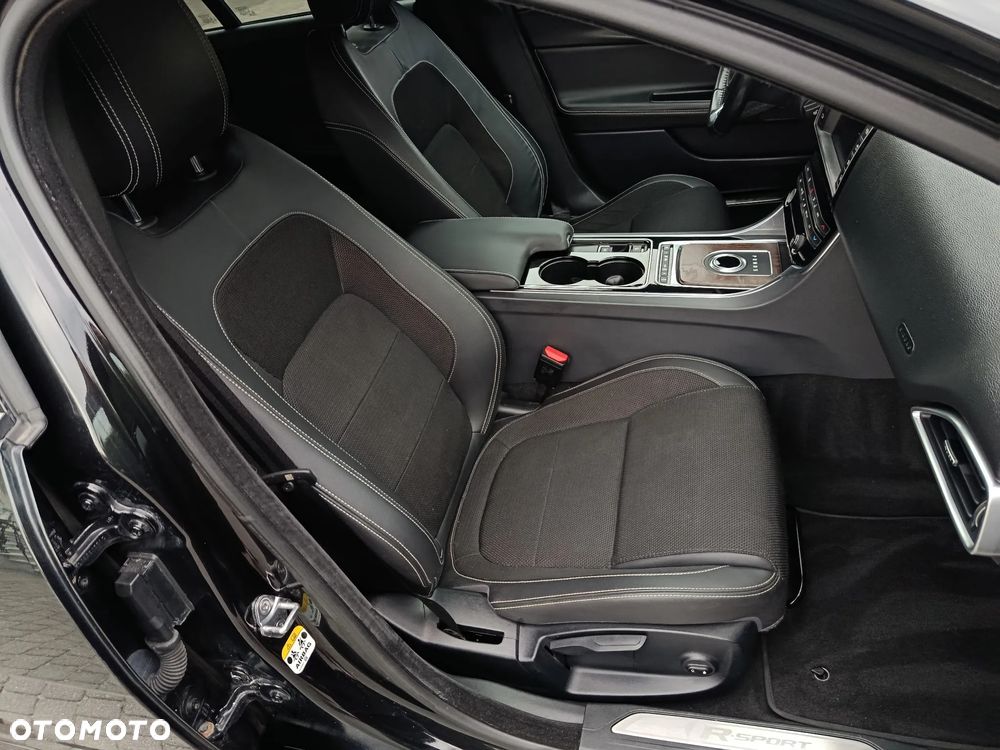 Jaguar XE D180 R-Dynamic S - 23
