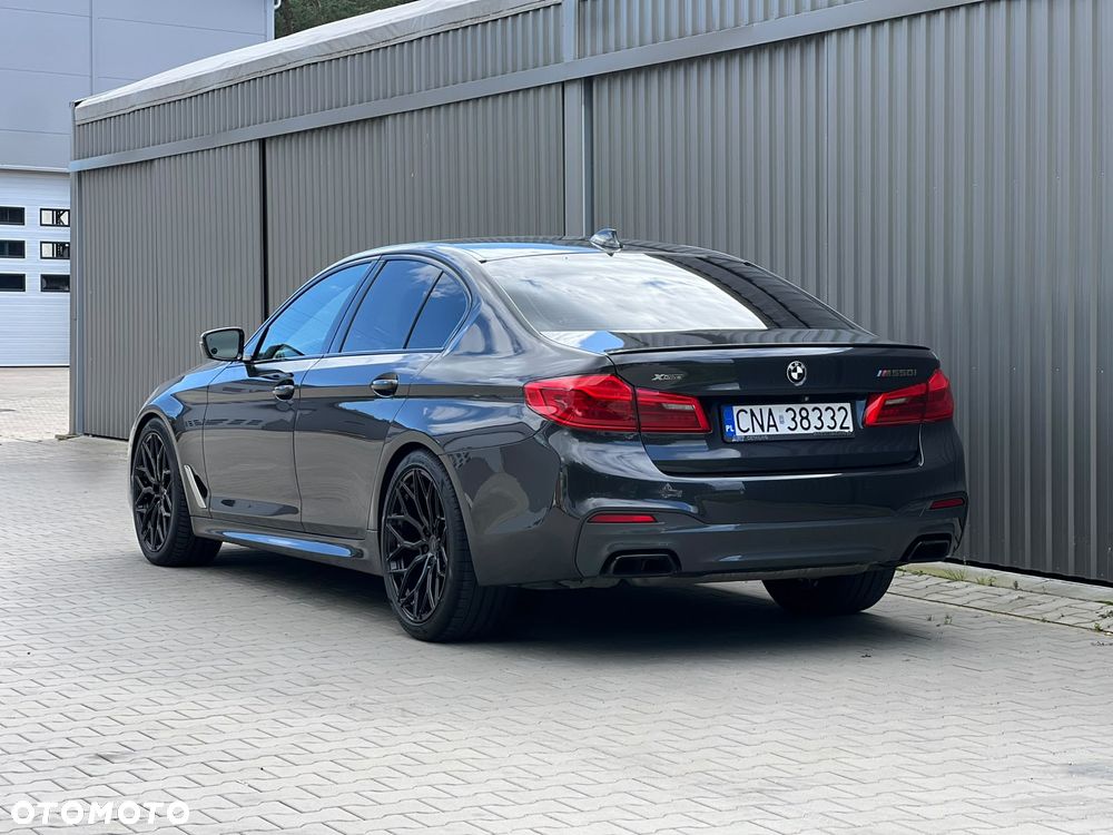 BMW Seria 5 M550i xDrive - 31