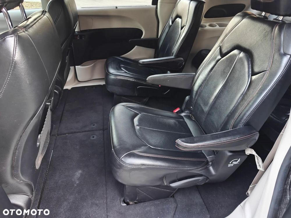 Chrysler Pacifica - 8