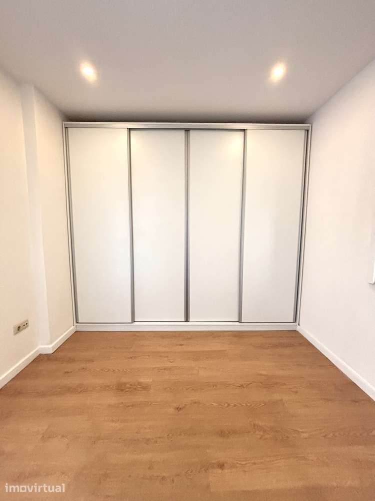 T1 na rua da Estação de Comboio de Valadares - Grande imagem: 2/15