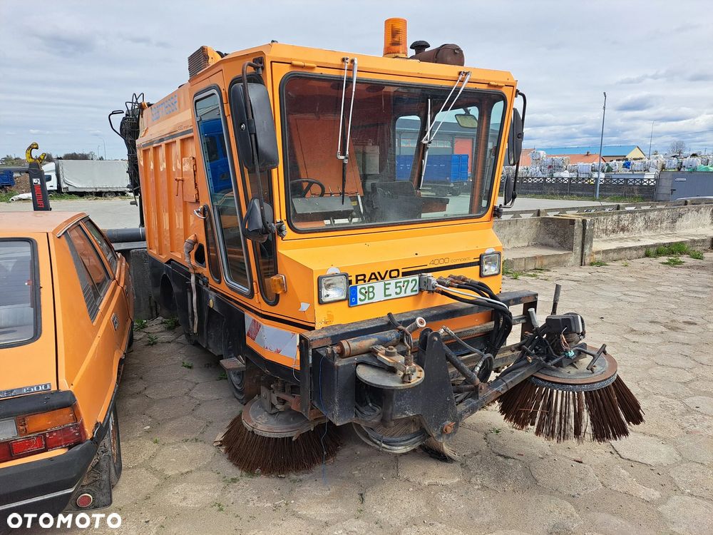 POJAZD SPRZĄTAJĄCY ZAMIATARKA - 4