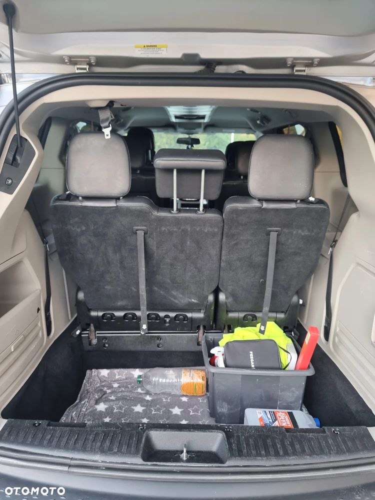 Chrysler Town & Country - 11
