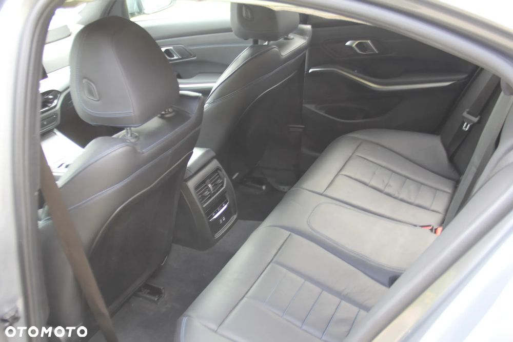 BMW Seria 3 330e M Sport - 14