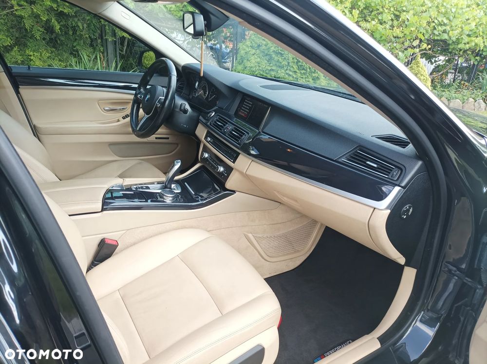 BMW Seria 5 525d xDrive - 10