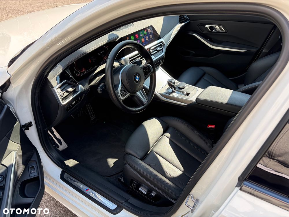 BMW Seria 3 330i M Sport - 11
