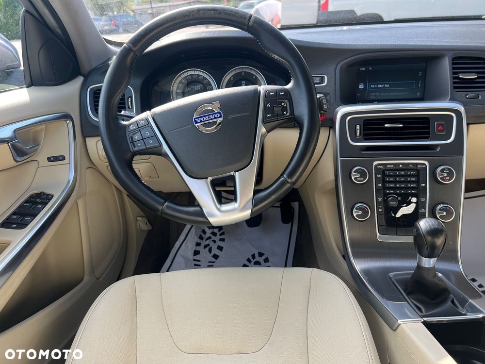 Volvo V60 D5 Momentum - 35
