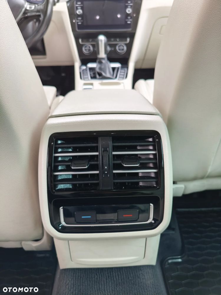 Volkswagen Passat - 11