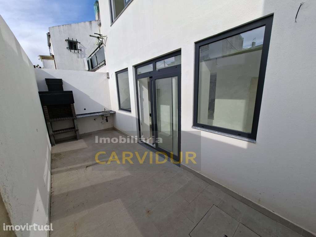 Apartamento T1 totalmente remodelado com quintal - Grande imagem: 3/23