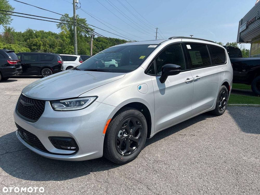 Chrysler Pacifica - 1