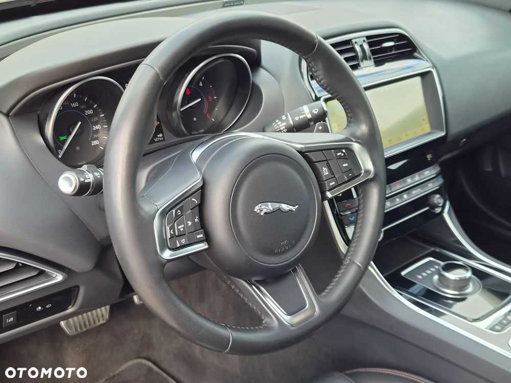 Jaguar XE 2.0 D180 SE - 9