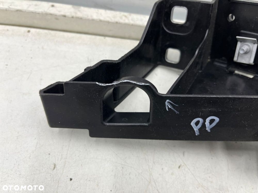 Ślizg Porsche Cayenne III 9y LIFT 23r.- prawe przednie mocowanie reflektora okular wspornik pasa - 2