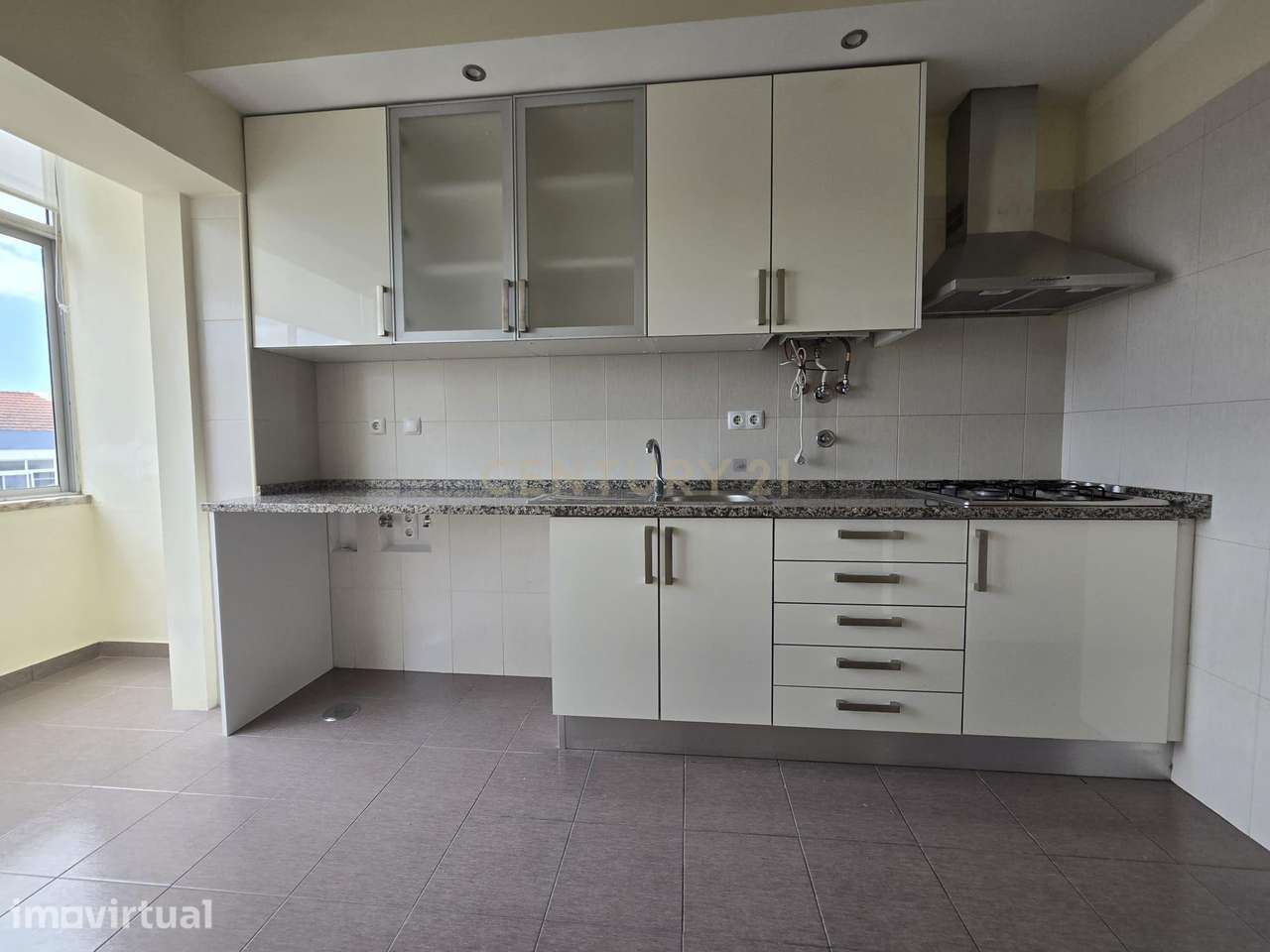 Apartamento Renovado em Almada com Vista e Boa Localização - Grande imagem: 5/13