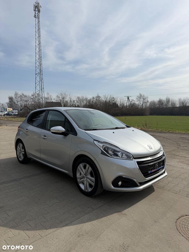 Peugeot 208 - 8