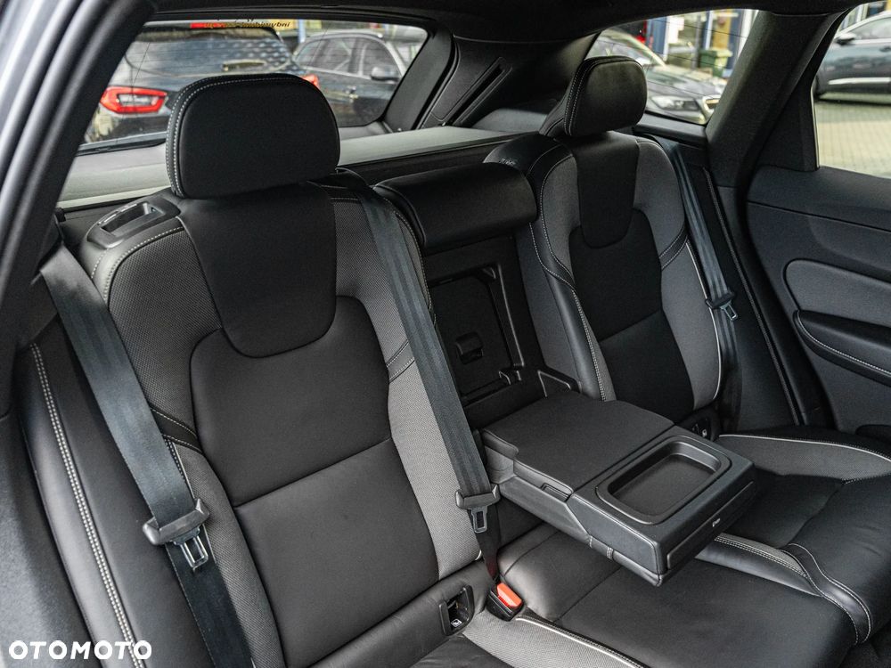 Volvo XC 60 B4 D AWD Plus Dark - 25