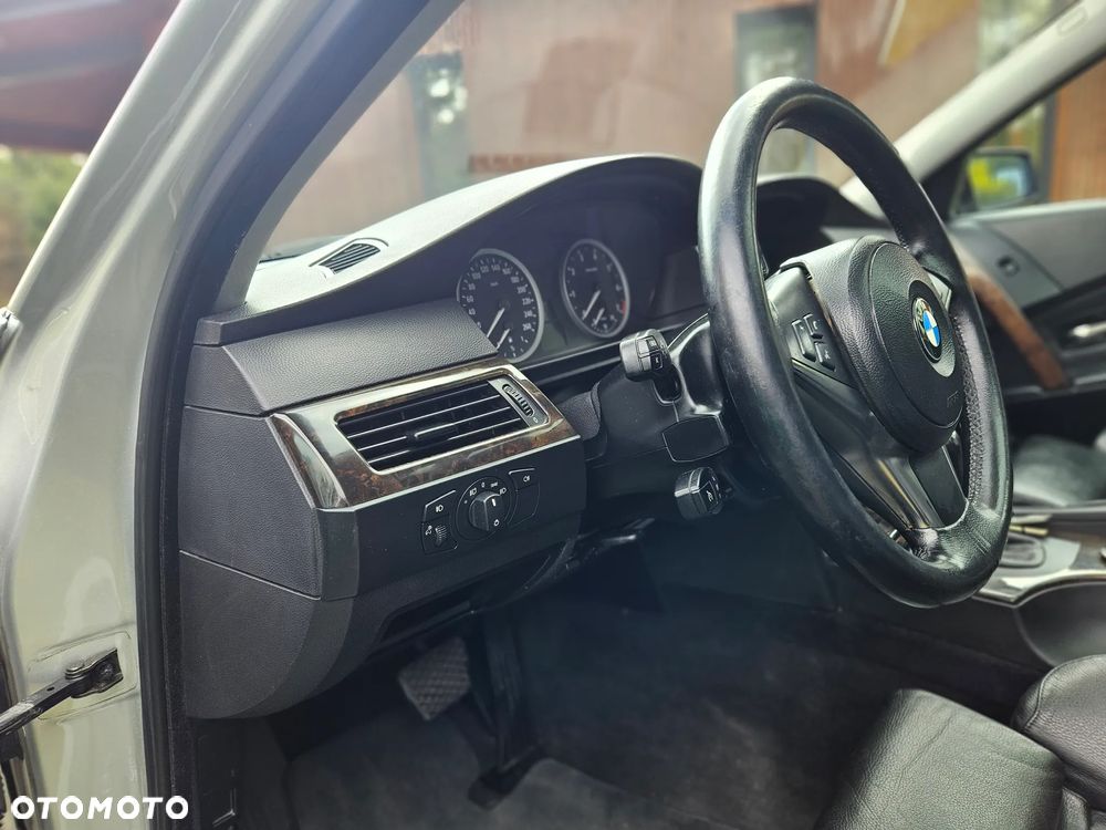 BMW Seria 5 525i Touring - 15