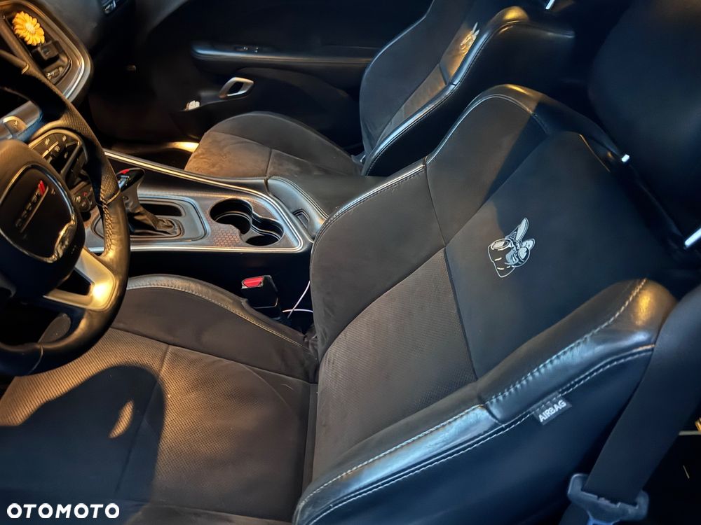 Dodge Challenger - 8