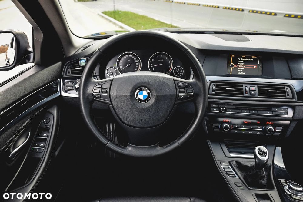 BMW Seria 5 520i - 32