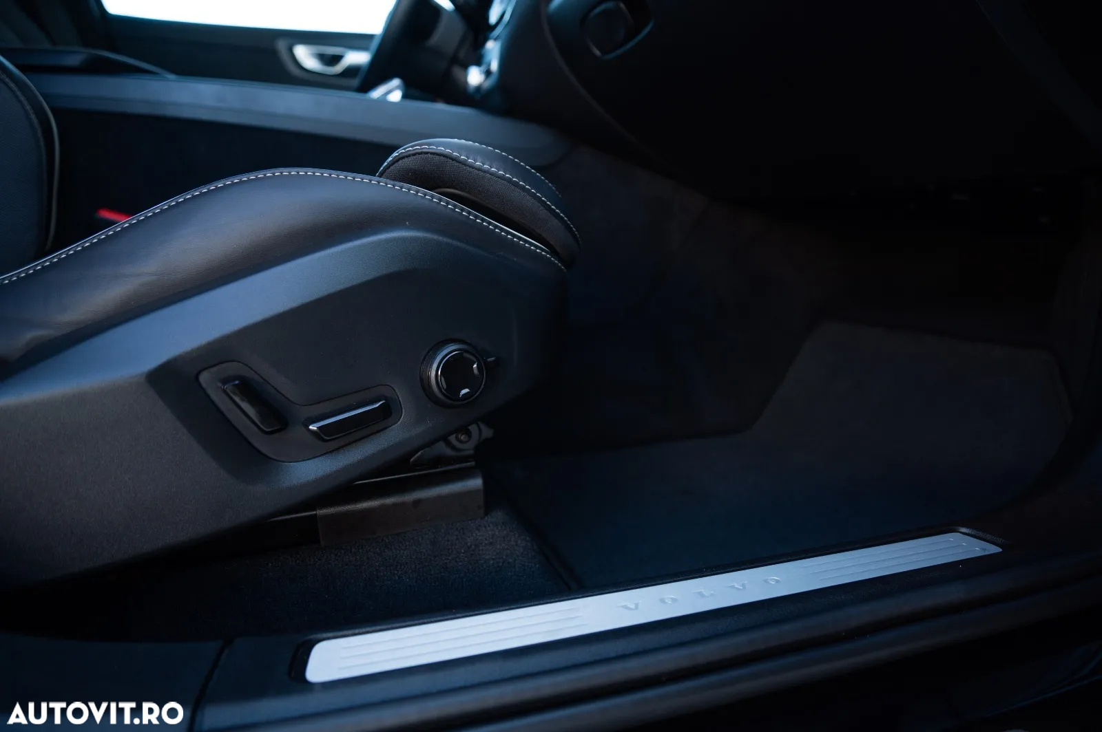 Volvo XC 60 B5 B AWD Plus Black Edition - 17