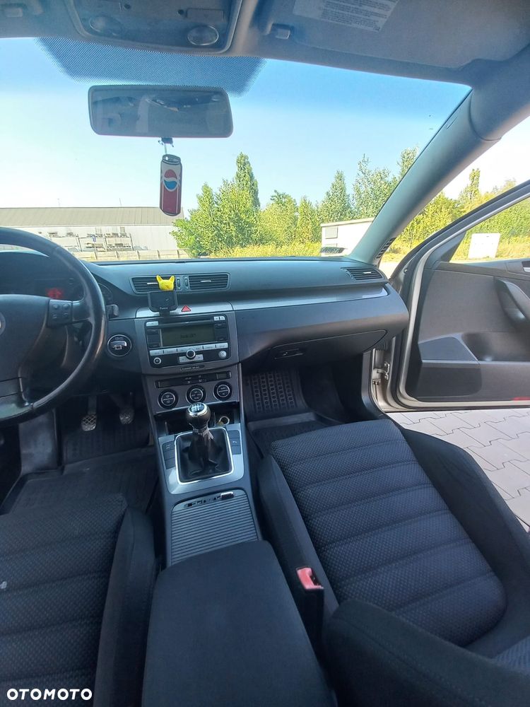 Volkswagen Passat 1.9 TDI DPF BlueMotion - 24