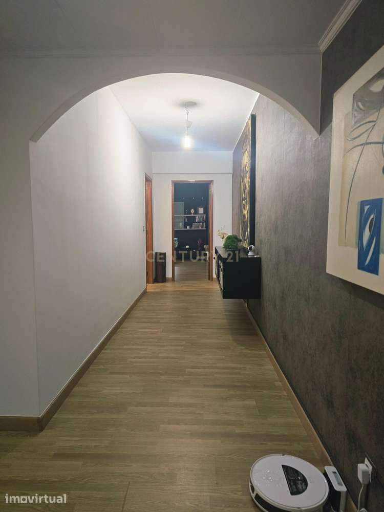 Apartamento T2 com boas áreas, luminosidade, duas varandas fechadas e - Grande imagem: 2/32
